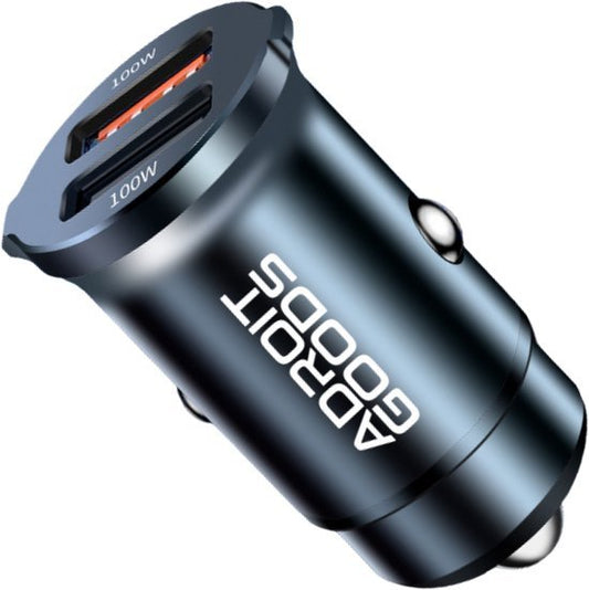 Zwarte dubbele autolader met twee USB-poorten en merknaam Adroit Goods erop zichtbaar