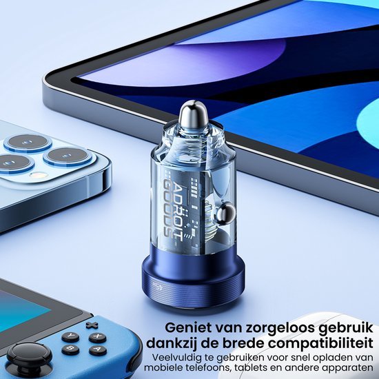 Draagbare oplader met blauwe accenten tussen smartphone, tablet en gamecontroller op witte achtergrond