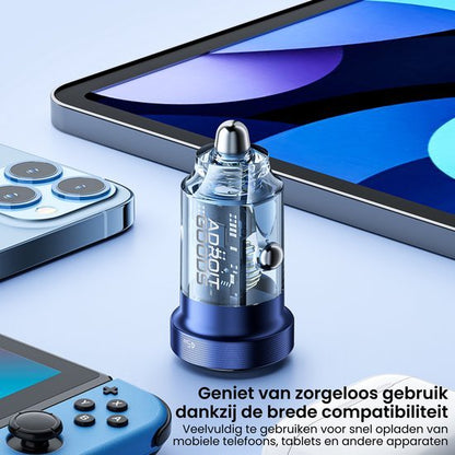 Draagbare oplader met blauwe accenten tussen smartphone, tablet en gamecontroller op witte achtergrond