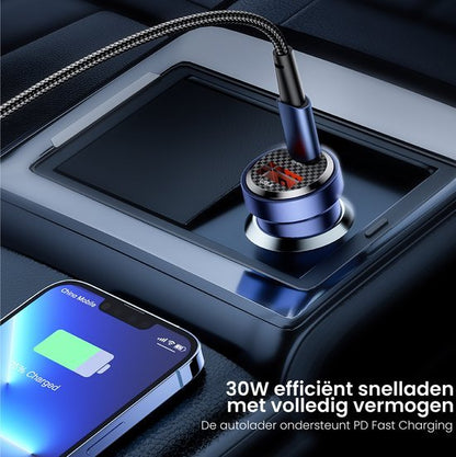 usb-autolader met blauw metallic ontwerp in auto met snelladende telefoon zichtbaar