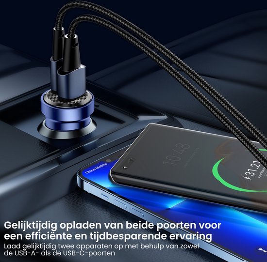 Twee cables tegelijk verbonden aan een compacte oplader in een auto met een draadloze telefoonlader.