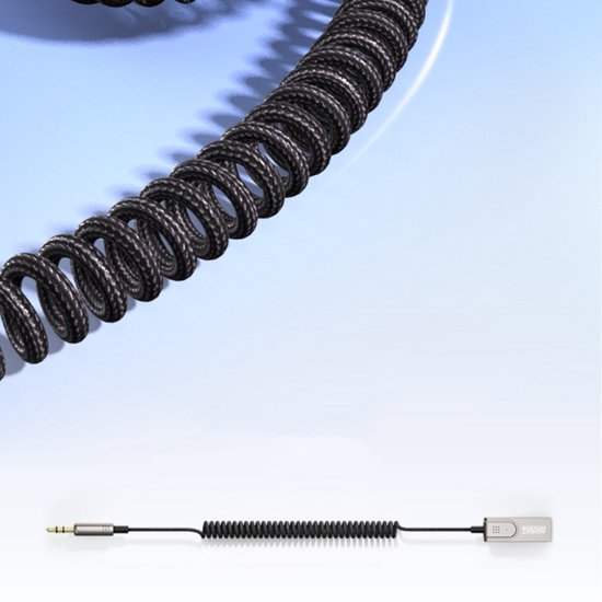 Zwarte opgerolde draadkabel met 3,5 mm jack en metalen connector onder een blauwe achtergrond