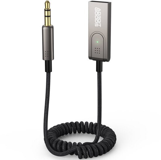 zwart krulsnoer met 3,5 mm audiojack en rechthoekige adapter met ledindicator