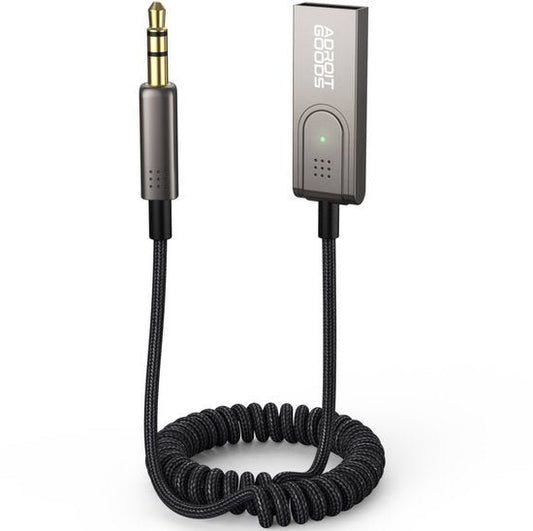 zwart krulsnoer met 3,5 mm audiojack en rechthoekige adapter met ledindicator