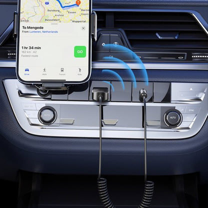 Smartphonehouder in auto met laadkabel en navigatie op scherm naar Mengede Nederland