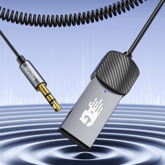 grijze draadloze ontvanger met zwarte clip en gouden 3,5 mm audiojack op blauwe achtergrond