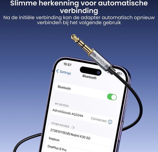 Smartphone met Bluetooth-instellingen en een aangesloten audiokabel met gold-plated connector