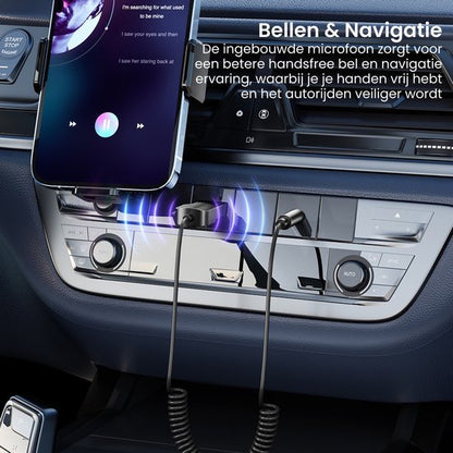 Auto dashboard met ingebouwde microfoon en aangesloten telefoon voor handsfree bellen en navigatie.