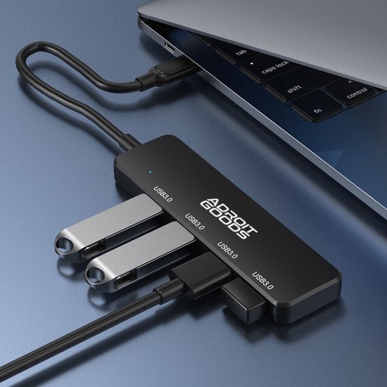 zwarte AdroitGoods usb-hub aangesloten op laptop met meerdere usb-sticks en kabels