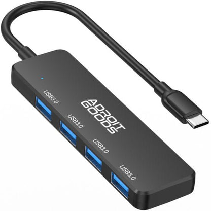 zwarte USB-C hub met vier blauwe USB 3.0 poorten en AdroitGoods logo zichtbaar