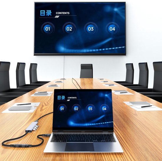 Moderne vergaderruimte met laptop en scherm die inhoud van presentatie tonen in blauw thema.