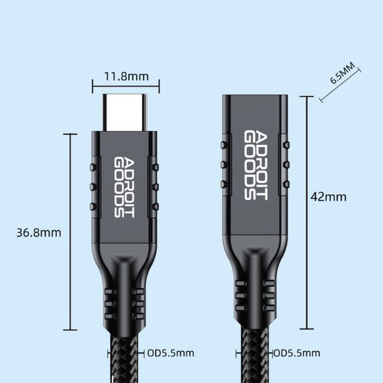 Zwarte AdroitGoods kabel met afmetingen en een geweven beschermhoes zichtbaar naast de connectoren.