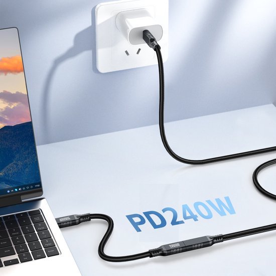 Zwarte oplaadkabel met adapter verbonden tussen laptop en stopcontact voor snelle stroomvoorziening