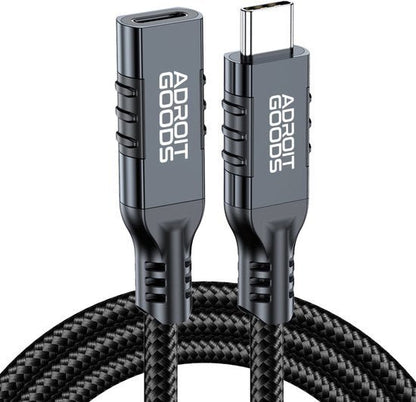 Zwarte gevlochten USB-C-kabel met stevige metalen connectoren en Adroit Goods logo's.