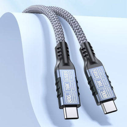 Twee USB-C kabels met gevlochten buitenkant en labels voor 80G snelheid en 16K ondersteuning