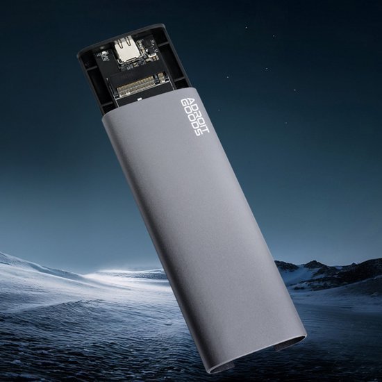 grijze externe behuizing open met zichtbare elektronische onderdelen tegen een donker landschap