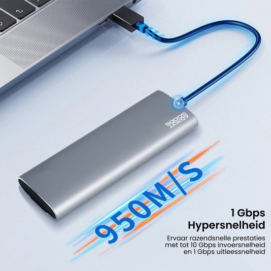 zilvergrijze externe ssd verbonden met laptop via blauwe usb-kabel voor snel dataoverdracht