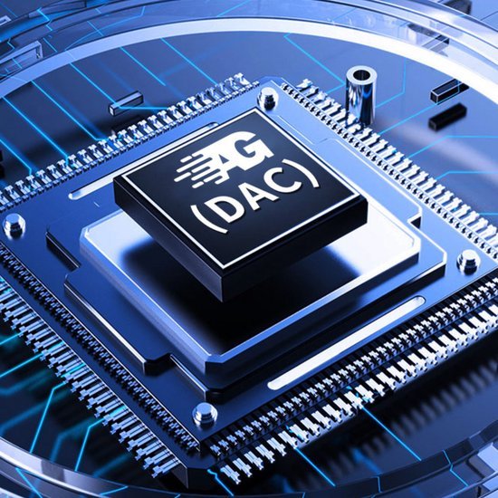 close-up van een microchip met AG DAC logo op een blauw verlicht circuitbord