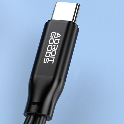 Zwarte USB-C-kabel met gedrukt AdroitGoods-logo op neutrale lichtblauwe achtergrond.