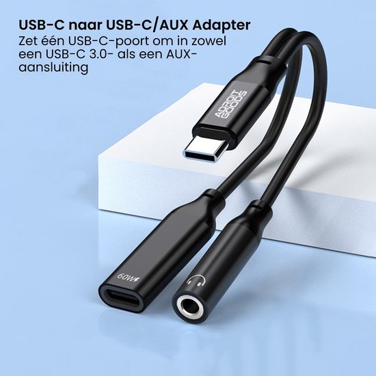 Zwarte adapterkabel met USB-C en AUX aansluiting voor audio en data overdracht