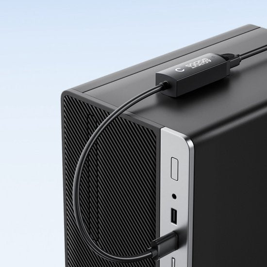 zwarte adapter aangesloten op een moderne computerbehuizing met USB-C kabel