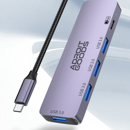 lila AdroitGoods USB-hub met vier USB 3.0-poorten en een USB-C-kabel in professionele stijl