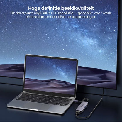 Laptop verbonden met groot scherm toont hoge definitie sterrenhemelbeeldkwaliteit