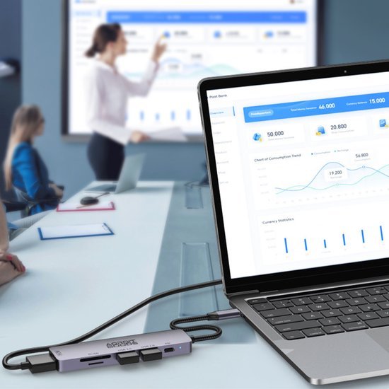 Laptop met grafieken en statistieken op scherm tijdens zakelijke presentatie in vergaderruimte