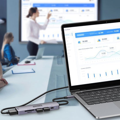 Laptop met grafieken en statistieken op scherm tijdens zakelijke presentatie in vergaderruimte