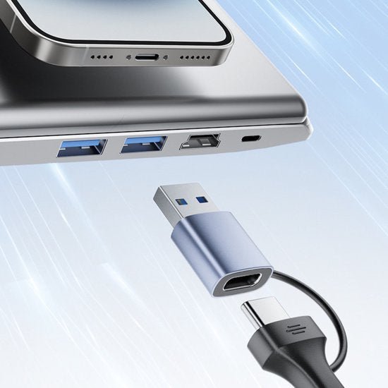 Adapterkabel voor het verbinden van USB-C naar USB-A poorten met een laptop in zilvergrijs.