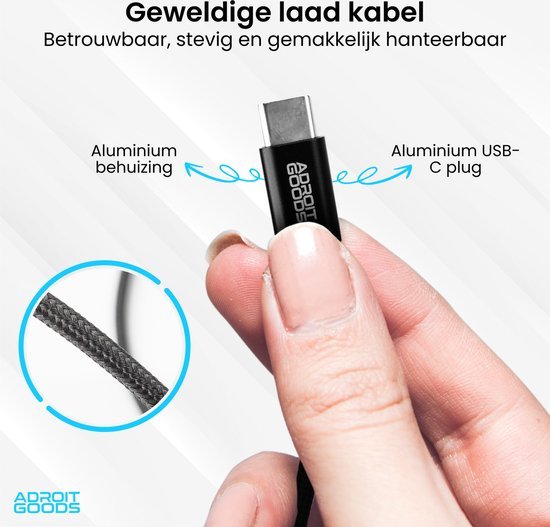 Hand houdt USB-C kabel met aluminium behuizing en stevige gevlochten kabelmantel