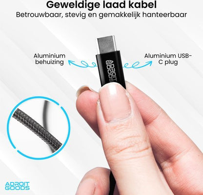 Hand houdt USB-C kabel met aluminium behuizing en stevige gevlochten kabelmantel