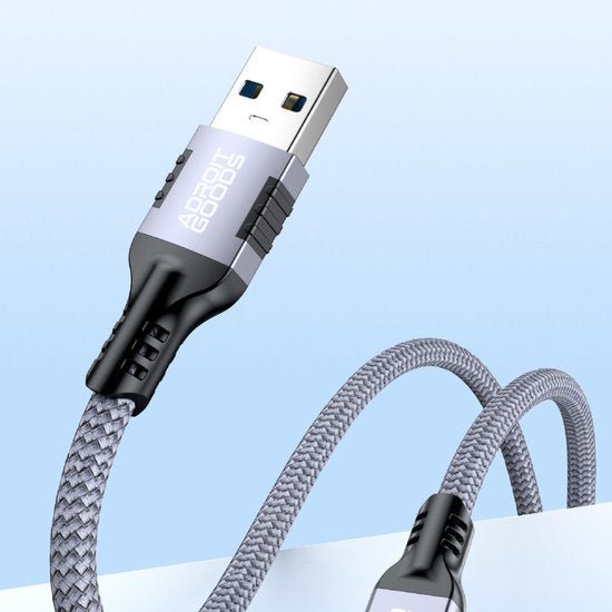 Grijs gevlochten USB-kabel met metalen connector en verstevigde aansluitingen voor duurzaamheid
