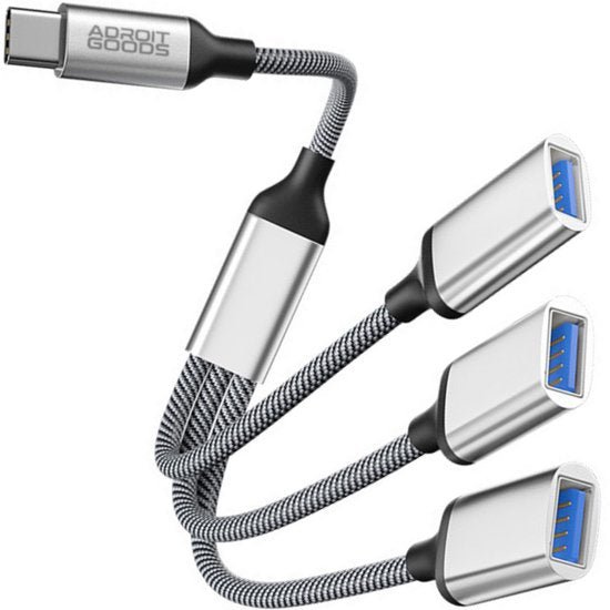 Zilverkleurige kabeladapter met USB-C naar drie USB-A poorten en gevlochten bekleding
