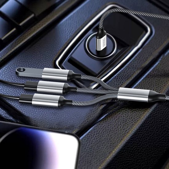 Meerdere oplaadkabels met metalen connectoren aangesloten op autolader in donker interieur