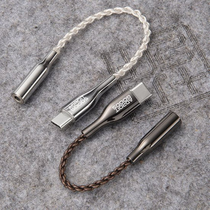 twee gevlochten audiokabels met usb-c connectors en metalen behuizing op een grijze ondergrond