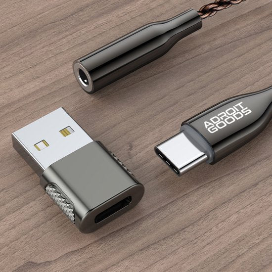 USB-C naar USB-adapter en kabelconnector met metalen afwerking op houten oppervlak