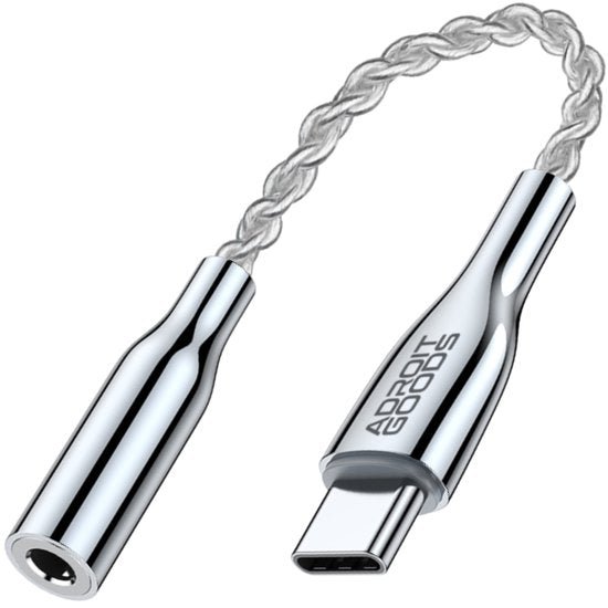 glanzende zilverkleurige usb-c adapter met gevlochten kabel en ingangen