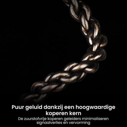 Close-up van een gevlochten koperen kabel met focus op het materiaal en textuur.