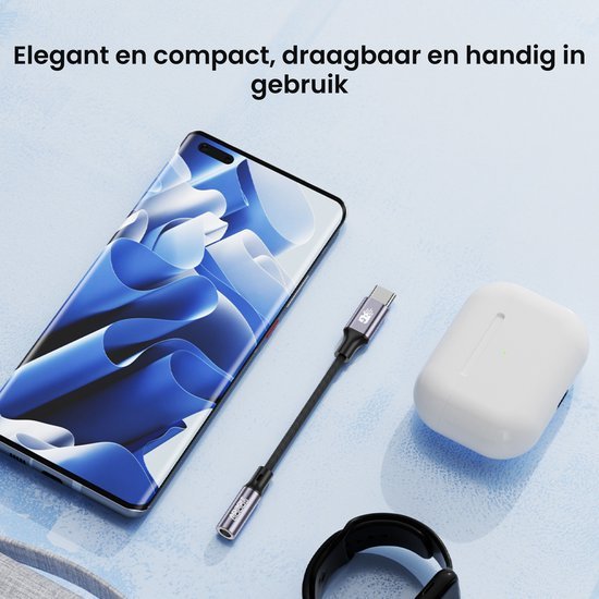 Smartphone met compact zwart audiokabeladapter en wit oplaadetui op blauwe achtergrond