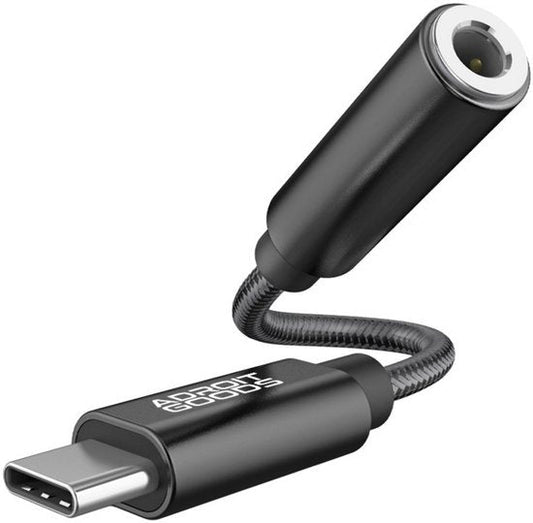 Zwarte USB-C naar 3,5 mm audio-adapter met flexibel, gevlochten snoer en AdroitGoods logo