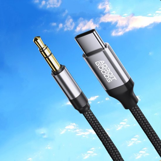 Zwarte gevlochten kabel met USB-C naar 3,5 mm audiojack tegen een blauwe lucht achtergrond