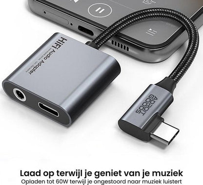 lichte usb-c naar 3,5 mm audioadapter met opladerpoort naast een smartphone in grijs