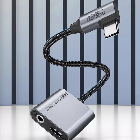 Zilverkleurige HiFi audioadapter met flexibel nylon kabel en USB-C aansluiting van AdroitGoods