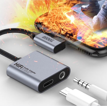 Adapter voor HiFi-audio met aansluitingen voor koptelefoon en USB, verbonden met smartphone