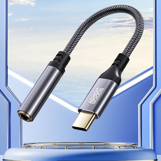 Zwarte en zilveren adapterkabel met gevlochten hoes en Type-C connector voor audioapparaten.