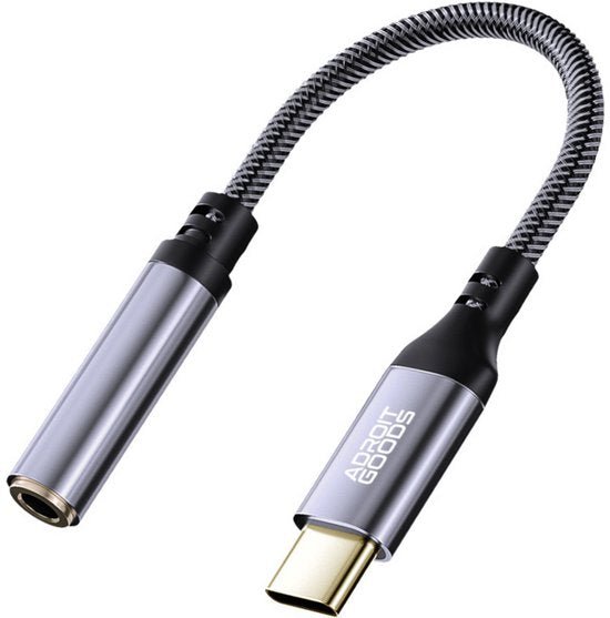 Zilverkleurige USB-C naar 3,5 mm jack audio adapter met gevlochten kabel en AdroitGoods logo.