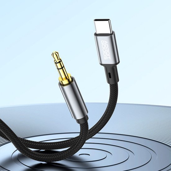 Zwart gevlochten audio kabel met USB-C en 3,5mm jack connectoren in metalen behuizing