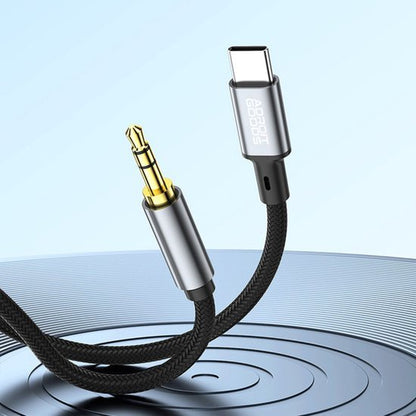 Zwart gevlochten audio kabel met USB-C en 3,5mm jack connectoren in metalen behuizing