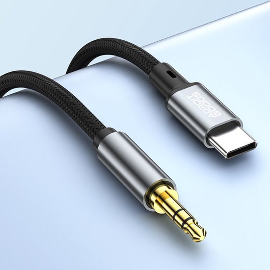 Zwart gevlochten kabel met een usb-c-connector en een gouden 3,5 mm audiostekker.